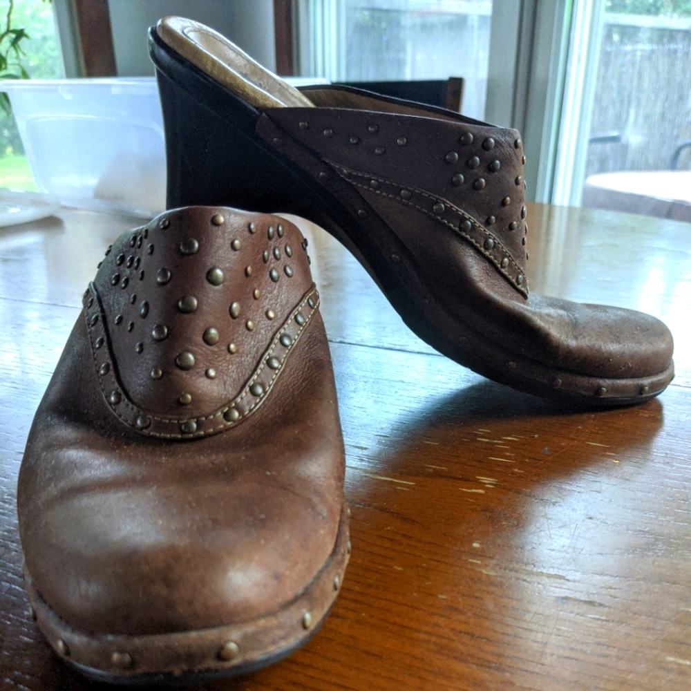 SOFFT Women's Brown Tooled Studded Leather Slide Mules Clogs Heel Shoes SZ 8 M